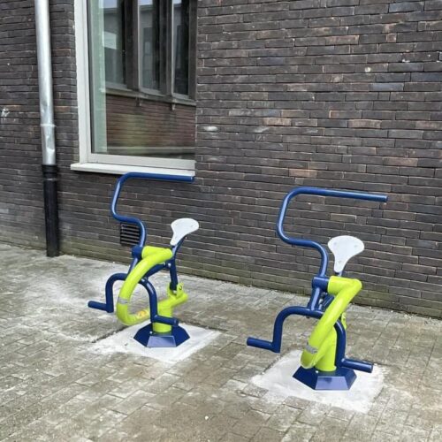 Twee van onze buitenfitness toestellen model Rider naast elkaar. Sportief bewegen voor uw basisschool leerlingen. Geleverd en gemonteerd te Wilrijk (Antwerpen).